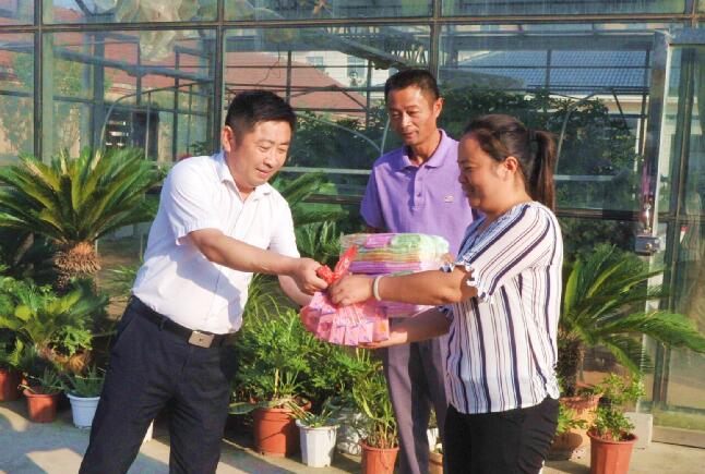 淮海農(nóng)場有限公司工會為奮戰(zhàn)在一線的基層干部職工送清涼.jpg