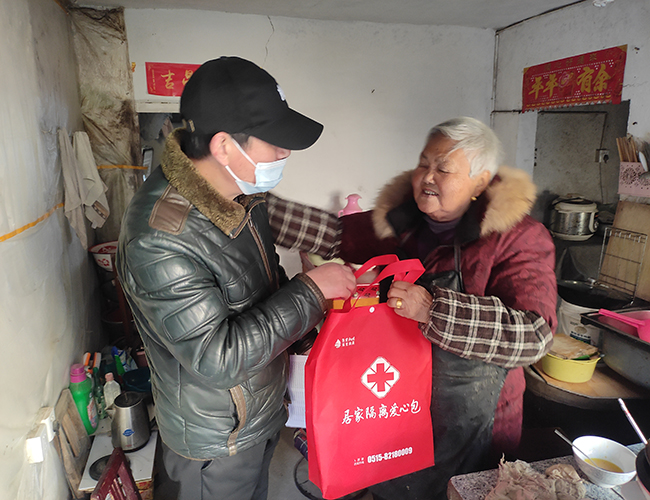 城南居委會快速發(fā)放“居家愛心包”.jpg