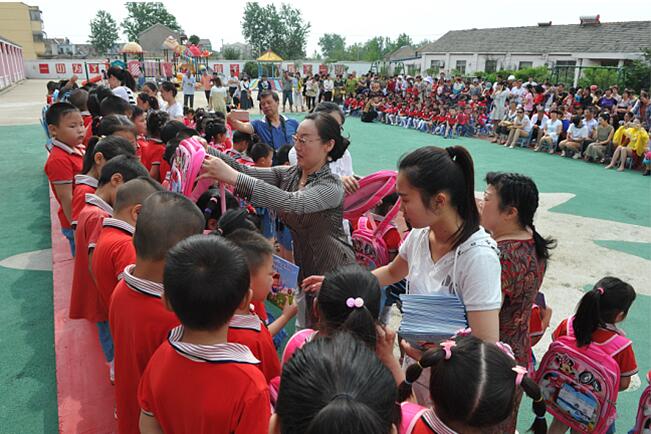 淮海中心幼兒園大班舉行畢業(yè)典禮.jpg